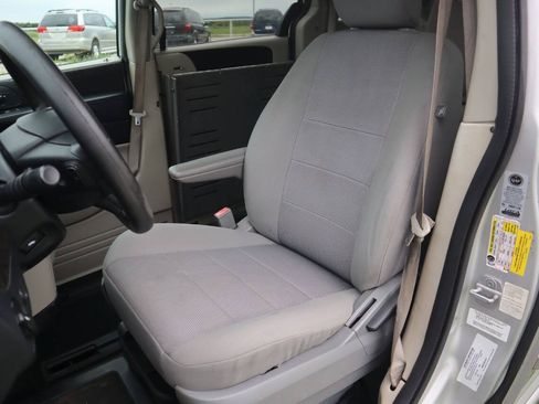 Used 2011 Dodge Grand Caravan Mainstreet w/ PWR Convenience Group FWD image 4