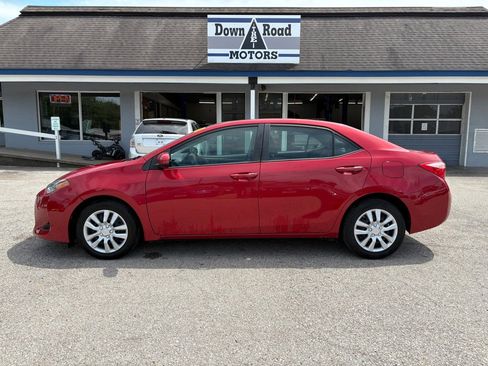 Used 2018 Toyota Corolla LE FWD image 2