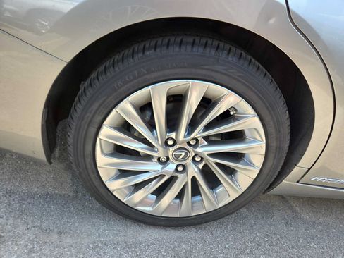Used 2020 Lexus ES 300h Ultra Luxury w/ Accessory Package 2 FWD image 9