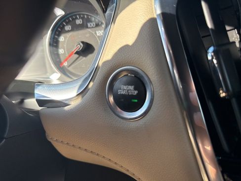 Used 2022 Chevrolet Traverse LT image 23