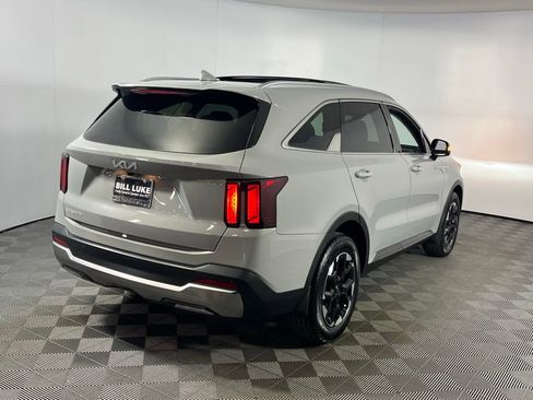 Used 2025 Kia Sorento S w/ Panoramic Sunroof Package image 6