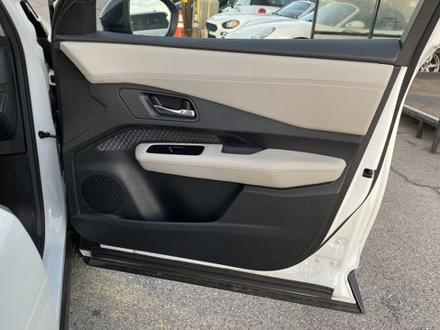 Used 2024 Nissan Ariya FWD image 28