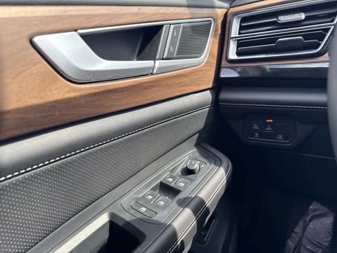 Used 2025 Volkswagen Atlas SE image 20