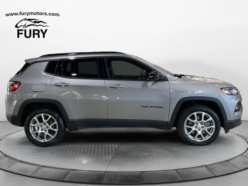Used 2023 Jeep Compass Latitude AWD/4WD image 2
