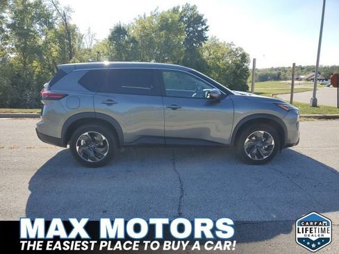 Used 2024 Nissan Rogue SV image 2