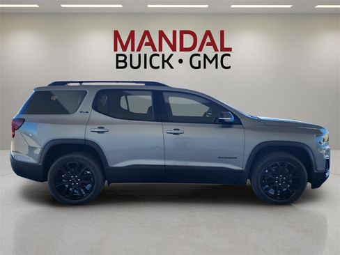Used 2023 GMC Acadia SLE w/ Driver Convenience Package image 5