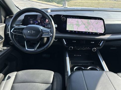 Used 2025 Chevrolet Suburban Z71 image 18