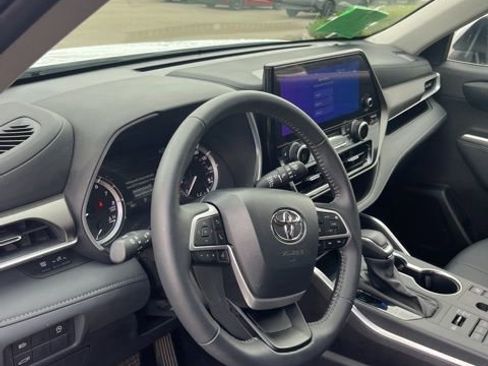 Used 2025 Toyota Highlander XLE image 14