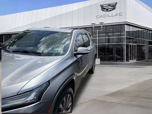 Used 2023 Chevrolet Traverse Premier FWD image 5