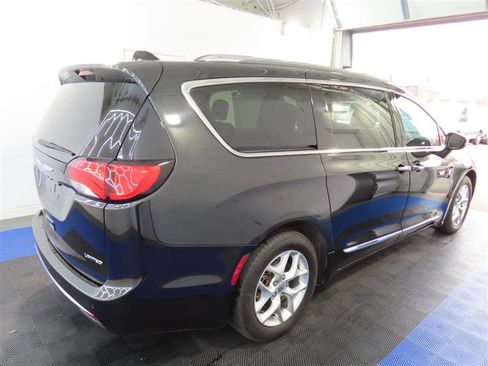 Used 2020 Chrysler Pacifica Limited image 15