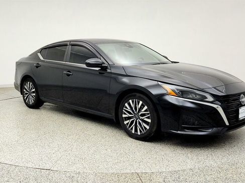 Used 2023 Nissan Altima 2.5 SV w/ SV Premium Package FWD image 3