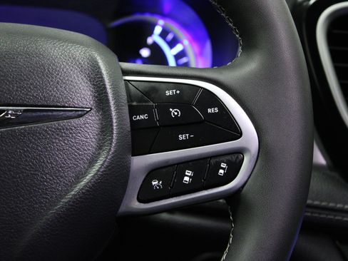 Used 2025 Chrysler Pacifica Select image 24