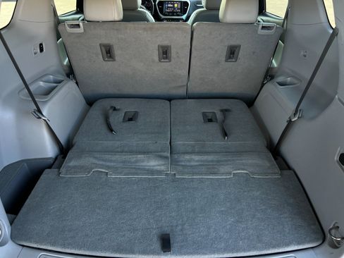 Used 2023 GMC Acadia SLT image 15