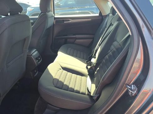 Used 2017 Ford Fusion SE w/ Fusion SE Technology Package FWD image 10