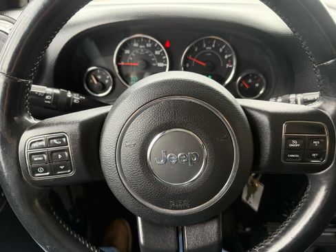 Used 2012 Jeep Wrangler Unlimited Rubicon w/ Connectivity Group image 18