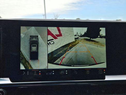 Used 2025 Chevrolet Silverado 1500 LT w/ Safety Package image 32