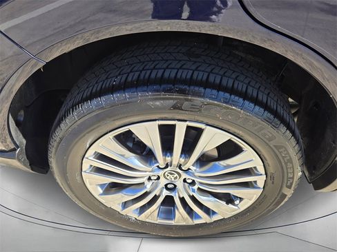 Used 2024 Toyota Venza XLE image 9