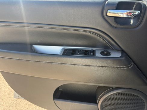 Used 2017 Jeep Compass Latitude FWD image 13