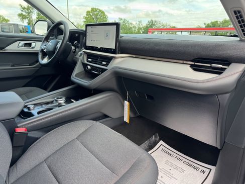 Used 2025 Ford Explorer Active AWD/4WD image 19