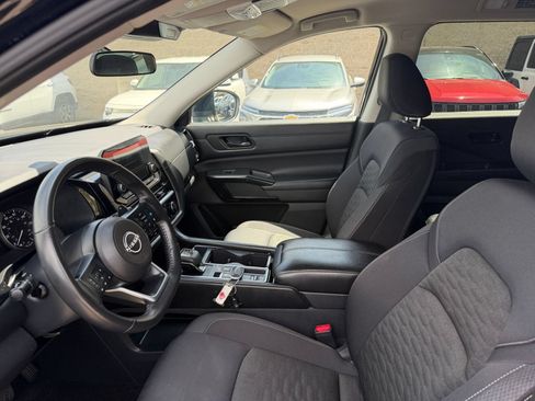 Used 2025 Nissan Pathfinder SV FWD image 28