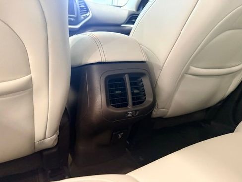 Used 2018 Jeep Cherokee Overland w/ Technology Group image 17