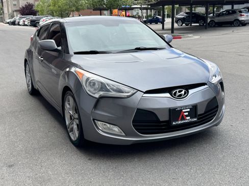 Used 2012 Hyundai Veloster w/ Style Pkg image 8