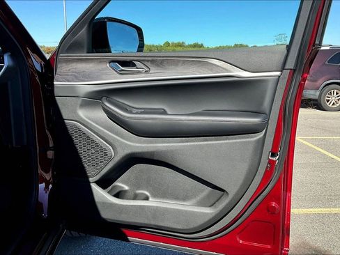 New 2025 Jeep Grand Cherokee Limited w/ Black Appearance Package image 19