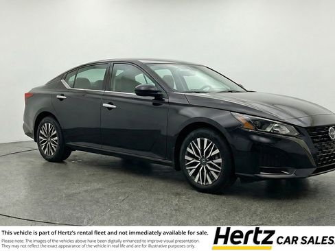Used 2025 Nissan Altima 2.5 SV image 1