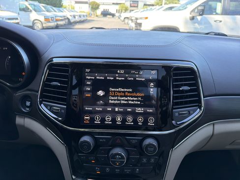 Used 2019 Jeep Grand Cherokee Overland AWD/4WD image 22
