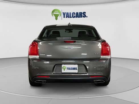Used 2018 Chrysler 300 Limited AWD/4WD image 4