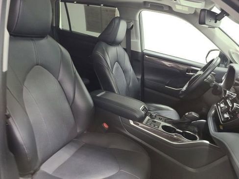 Certified 2024 Toyota Highlander Limited AWD/4WD image 15