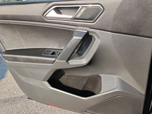 Used 2018 Volkswagen Tiguan SE w/ Panoramic Sunroof Package AWD/4WD image 9