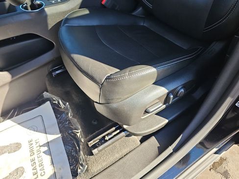 Used 2024 GMC Terrain SLT image 33