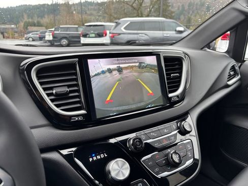 Used 2025 Chrysler Pacifica Select image 20