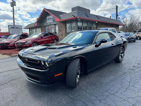 Used 2016 Dodge Challenger SXT RWD image 3