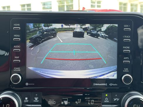 Used 2021 Toyota Highlander XLE image 6