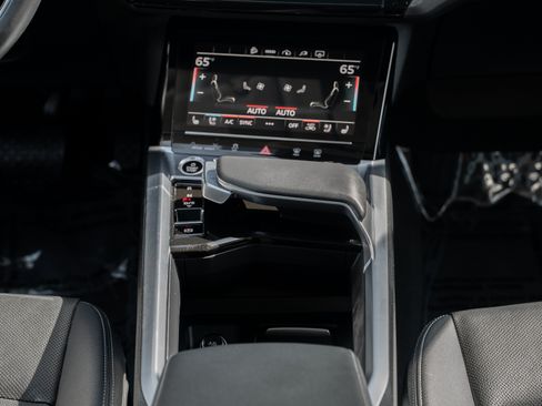 Certified 2024 Audi Q8 e-tron Premium Plus w/ Premium Plus Package AWD/4WD image 18