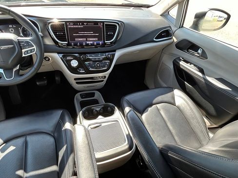Used 2023 Chrysler Pacifica Touring-L FWD image 11
