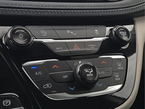 Used 2020 Chrysler Pacifica Limited FWD image 16