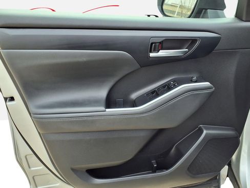 Used 2022 Toyota Highlander XLE image 14