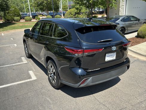 Used 2021 Toyota Highlander XLE FWD image 8