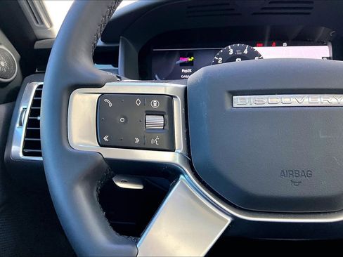 Used 2024 Land Rover Discovery S image 17