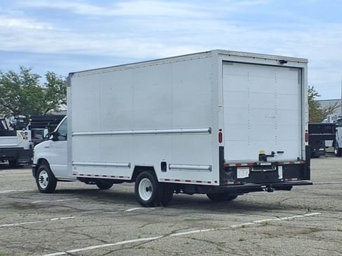 Certified 2022 Ford E-350 and Econoline 350 Super Duty RWD image 2