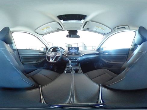 Used 2025 Nissan Altima 2.5 SV FWD image 41
