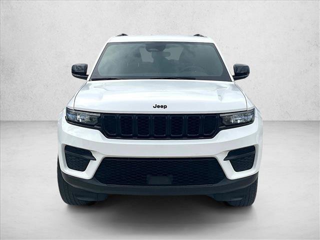 Used 2024 Jeep Grand Cherokee Altitude RWD image 3
