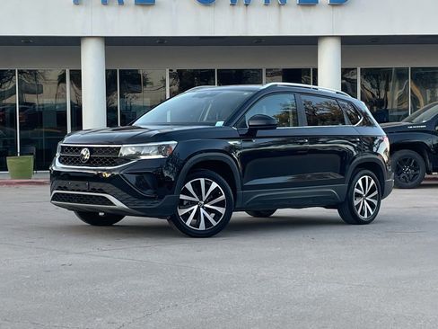 Used 2024 Volkswagen Taos SE image 2