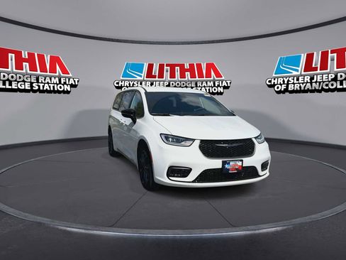 New 2026 Chrysler Pacifica Select image 2