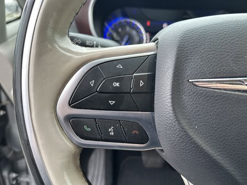 Used 2019 Chrysler Pacifica Limited image 18
