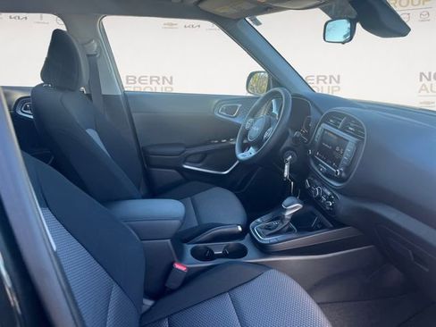 Used 2025 Kia Soul LX image 15