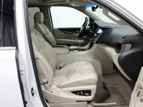 Used 2019 Cadillac Escalade Luxury AWD/4WD image 26